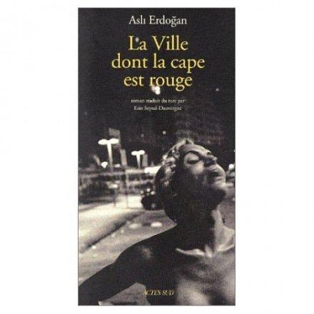 La ville dont la cape est rouge